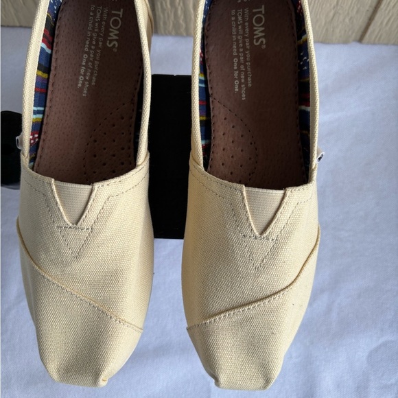 TOMS Cream Flats with Signature Elastic V-Insert - Picture 1 of 12